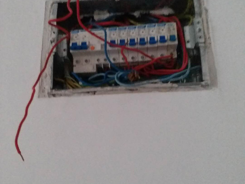 電路檢查維修:觀察。高手不僅看電路板的外觀，還常常積累一些電路組成，電路板年限，接口外設等經驗。有什么好處？維修中可以減少失誤，尤其在維修過程中各種方法都使完卻沒有發(fā)現(xiàn)故障時。詳細詢問設備管理人員該電路板的詳細情況，越詳細越好。建立大量的數(shù)據再做分析和測試，然后再確定。檢驗是必須要做的工作，也是最花費時間的工作。千萬不要以剛維修過的經驗做論點先入為主，更不可有些似似而非的觀點留下來。
