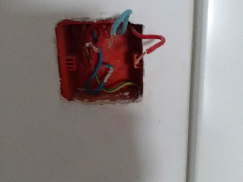 電路檢查維修:觀察。高手不僅看電路板的外觀，還常常積累一些電路組成，電路板年限，接口外設等經驗。有什么好處？維修中可以減少失誤，尤其在維修過程中各種方法都使完卻沒有發(fā)現(xiàn)故障時。詳細詢問設備管理人員該電路板的詳細情況，越詳細越好。建立大量的數(shù)據再做分析和測試，然后再確定。檢驗是必須要做的工作，也是最花費時間的工作。千萬不要以剛維修過的經驗做論點先入為主，更不可有些似似而非的觀點留下來。