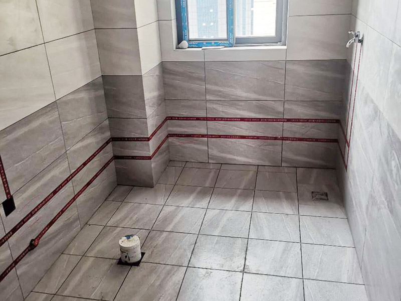 全屋電路走線：一、開(kāi)槽不能太用力，工人需要按照電路圖的指示，在墻地面相應(yīng)的位置開(kāi)槽，千萬(wàn)不能進(jìn)行盲目施工或者隨意開(kāi)槽埋管，以免破壞承重墻。另外，槽道的轉(zhuǎn)角處要做好圓角處理，以防轉(zhuǎn)角處尖銳的直角刮破穿線管。 二、電線一定要穿管 電線不能直接埋入墻內(nèi)，一定要穿過(guò)PVC管，否則就容易老化與損壞，而且后期維修起來(lái)也比較困難。也就是說(shuō)，不把墻體重新鑿開(kāi)，都無(wú)法對(duì)電線進(jìn)行更換。 三、一根管內(nèi)電線不能太多一根管道中的電線，不能超過(guò)管道橫截面積的40%。一般一根管道內(nèi)可以傳入三根電線，如果電線太多，不僅會(huì)影響管道的正常使用壽命，而且還會(huì)增加安全隱患。 四、強(qiáng)弱電線要分開(kāi) 強(qiáng)電的管道不能與弱電的管道位于同一個(gè)凹槽內(nèi)。強(qiáng)電線更是不能與弱電線穿進(jìn)同一根管道內(nèi)，否則強(qiáng)電線通電時(shí)產(chǎn)生的電磁波會(huì)對(duì)弱電信號(hào)產(chǎn)生很大的影響。另外，如果強(qiáng)電線管道與弱電線管道相交了，那就需要用鋁箔紙包裹住兩者的相交部分。五、強(qiáng)弱電要分色區(qū)別在電路改造</a>時(shí)，火線、零線和接地線應(yīng)該用不同顏色的電線來(lái)表示。一般情況下，火線用紅色或黑色的線表示，零線用綠色或藍(lán)色的線表示，接地線用黃綠相間的雙色線表示。另外，強(qiáng)電和弱電的穿線管也要注意顏色區(qū)分，強(qiáng)電的穿線管通常使用紅色的管子，弱電的穿線管使用綠色或藍(lán)色的管子。 六、管道內(nèi)要無(wú)接頭，電線線路需要彎曲或分支時(shí)，一定要使用專(zhuān)門(mén)的彎頭和護(hù)套盒進(jìn)行連接。如果電線不夠長(zhǎng)，要在護(hù)套盒內(nèi)連接，從而保證穿線管內(nèi)的電線沒(méi)有接頭。