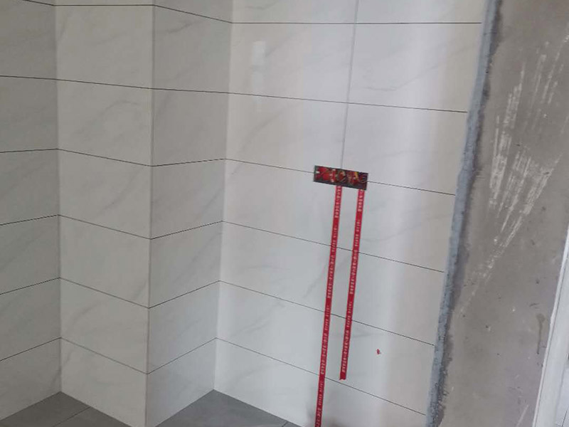 全屋電路走線：一、開(kāi)槽不能太用力，工人需要按照電路圖的指示，在墻地面相應(yīng)的位置開(kāi)槽，千萬(wàn)不能進(jìn)行盲目施工或者隨意開(kāi)槽埋管，以免破壞承重墻。另外，槽道的轉(zhuǎn)角處要做好圓角處理，以防轉(zhuǎn)角處尖銳的直角刮破穿線管。 二、電線一定要穿管 電線不能直接埋入墻內(nèi)，一定要穿過(guò)PVC管，否則就容易老化與損壞，而且后期維修起來(lái)也比較困難。也就是說(shuō)，不把墻體重新鑿開(kāi)，都無(wú)法對(duì)電線進(jìn)行更換。 三、一根管內(nèi)電線不能太多一根管道中的電線，不能超過(guò)管道橫截面積的40%。一般一根管道內(nèi)可以傳入三根電線，如果電線太多，不僅會(huì)影響管道的正常使用壽命，而且還會(huì)增加安全隱患。 四、強(qiáng)弱電線要分開(kāi) 強(qiáng)電的管道不能與弱電的管道位于同一個(gè)凹槽內(nèi)。強(qiáng)電線更是不能與弱電線穿進(jìn)同一根管道內(nèi)，否則強(qiáng)電線通電時(shí)產(chǎn)生的電磁波會(huì)對(duì)弱電信號(hào)產(chǎn)生很大的影響。另外，如果強(qiáng)電線管道與弱電線管道相交了，那就需要用鋁箔紙包裹住兩者的相交部分。五、強(qiáng)弱電要分色區(qū)別在電路改造</a>時(shí)，火線、零線和接地線應(yīng)該用不同顏色的電線來(lái)表示。一般情況下，火線用紅色或黑色的線表示，零線用綠色或藍(lán)色的線表示，接地線用黃綠相間的雙色線表示。另外，強(qiáng)電和弱電的穿線管也要注意顏色區(qū)分，強(qiáng)電的穿線管通常使用紅色的管子，弱電的穿線管使用綠色或藍(lán)色的管子。 六、管道內(nèi)要無(wú)接頭，電線線路需要彎曲或分支時(shí)，一定要使用專(zhuān)門(mén)的彎頭和護(hù)套盒進(jìn)行連接。如果電線不夠長(zhǎng)，要在護(hù)套盒內(nèi)連接，從而保證穿線管內(nèi)的電線沒(méi)有接頭。