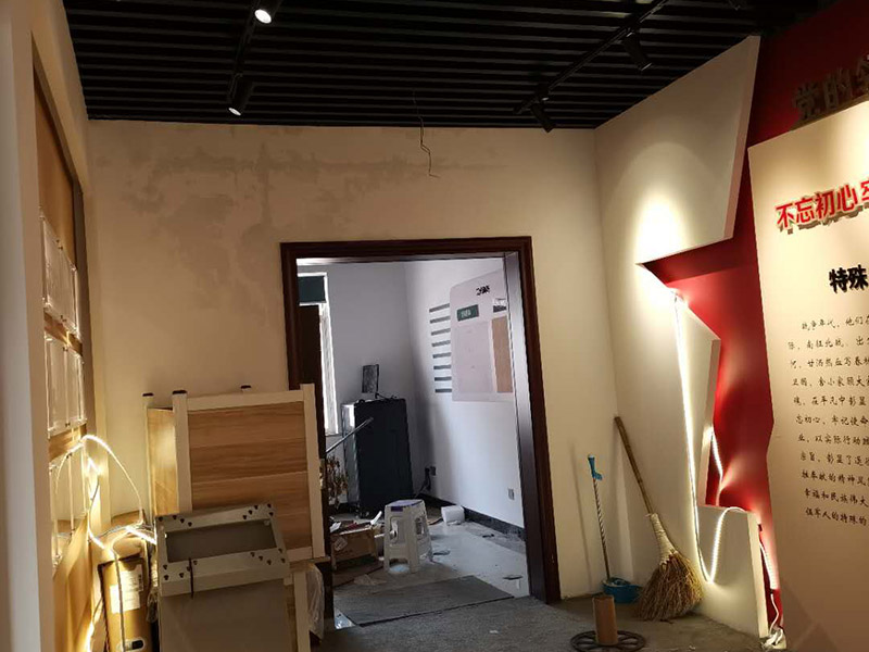 公司企業(yè)墻電路改造:用電需求進行定位，完成定位之后，師傅會按照定位和電路走向，進行開槽布線，開的槽要橫平豎直，這樣才是規(guī)范的做法。布線都是使用線管進行暗埋，有PVC和冷彎管兩種，冷彎管彎曲效果很好，不會斷裂，是布線不錯的選擇，它的轉角有一定弧度，線可以隨便更換，不需要開墻。如果選擇冷彎管的話，需要借助彎管工具，弧度是線管直徑的十倍，這樣穿線或拆線，才能暢通無阻。 (1)強弱電之間的距離是30-50公分，避免受到干擾，影響正常使用，甚至不安全，強弱電不可以在同一根管內。 (2)管子里面的導線總截面面積，要比保護管截面面積小百分之四十，比如：二十的管內最多可以穿四根2.5平方的電線。 (3)如果線管需要連接，肯定要使用接頭，接頭和管子要用膠粘牢固。線管在地面的話，需要進行保護，預防被踩裂，影響后期檢修。