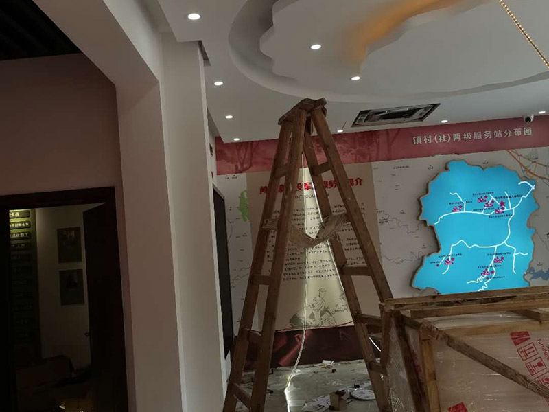 公司企業(yè)墻電路改造:用電需求進行定位，完成定位之后，師傅會按照定位和電路走向，進行開槽布線，開的槽要橫平豎直，這樣才是規(guī)范的做法。布線都是使用線管進行暗埋，有PVC和冷彎管兩種，冷彎管彎曲效果很好，不會斷裂，是布線不錯的選擇，它的轉角有一定弧度，線可以隨便更換，不需要開墻。如果選擇冷彎管的話，需要借助彎管工具，弧度是線管直徑的十倍，這樣穿線或拆線，才能暢通無阻。 (1)強弱電之間的距離是30-50公分，避免受到干擾，影響正常使用，甚至不安全，強弱電不可以在同一根管內。 (2)管子里面的導線總截面面積，要比保護管截面面積小百分之四十，比如：二十的管內最多可以穿四根2.5平方的電線。 (3)如果線管需要連接，肯定要使用接頭，接頭和管子要用膠粘牢固。線管在地面的話，需要進行保護，預防被踩裂，影響后期檢修。