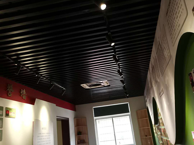 公司企業(yè)墻電路改造:用電需求進行定位，完成定位之后，師傅會按照定位和電路走向，進行開槽布線，開的槽要橫平豎直，這樣才是規(guī)范的做法。布線都是使用線管進行暗埋，有PVC和冷彎管兩種，冷彎管彎曲效果很好，不會斷裂，是布線不錯的選擇，它的轉角有一定弧度，線可以隨便更換，不需要開墻。如果選擇冷彎管的話，需要借助彎管工具，弧度是線管直徑的十倍，這樣穿線或拆線，才能暢通無阻。 (1)強弱電之間的距離是30-50公分，避免受到干擾，影響正常使用，甚至不安全，強弱電不可以在同一根管內。 (2)管子里面的導線總截面面積，要比保護管截面面積小百分之四十，比如：二十的管內最多可以穿四根2.5平方的電線。 (3)如果線管需要連接，肯定要使用接頭，接頭和管子要用膠粘牢固。線管在地面的話，需要進行保護，預防被踩裂，影響后期檢修。