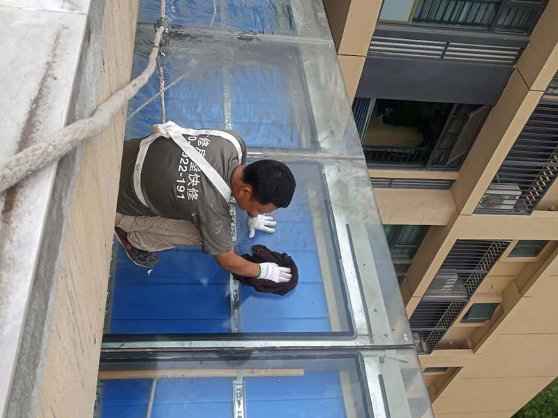 玻璃屋頂保溫防水：一是松散材料，如爐渣、膨脹蛭石、膨脹珍珠巖等，目前已較少使用。二是板狀材料，如膨脹蛭石、膨脹珍珠巖塊，泡沫水泥、加氣砼塊，巖棉板、EPS聚笨板、XPS擠塑板。三是整體現(xiàn)澆（噴）保溫層，如瀝青膨脹蛭石、瀝青膨脹珍珠巖、聚酯硬泡防水保溫一體化系統(tǒng) 等。 目前較多使用的是巖棉板、EPS聚笨板、XPS擠塑板等板狀材料。聚酯硬泡防水保溫等一體化系統(tǒng)發(fā)展迅速。2 保溫層的施工 保溫層施工前基層應(yīng)平整、干燥和干凈，保溫板緊貼（靠）基層、鋪平墊穩(wěn)、分層鋪設(shè)時上下層接縫錯開，拼縫嚴密，板間縫隙應(yīng)采用同類型材料嵌填密實，粘貼應(yīng)貼嚴粘牢，找坡正確。屋面聚氨酯防水保溫一體化系統(tǒng) 采用高壓無氣噴涂機現(xiàn)場直接發(fā)泡成型工藝，使屋面防水保溫一體化，形成的防水保溫層連續(xù)無接縫，具有保溫作業(yè)。