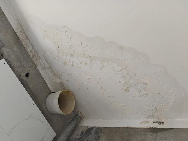廚房裝修翻新:不同面積所用時(shí)間自然是不同的，在這段時(shí)間里，顧客還要選好裝修所用主要材料，尤其是瓷磚和櫥柜，因?yàn)闄还褚话愣际嵌ㄖ频?，需?0-35天才能完成。專(zhuān)業(yè)櫥柜設(shè)計(jì)師還要根據(jù)實(shí)際情況對(duì)廚房進(jìn)行設(shè)計(jì)，如確定水電路的位置，以便開(kāi)工后及時(shí)進(jìn)行水電改造。水電改造即開(kāi)槽、布線(xiàn)布管、驗(yàn)收等，根據(jù)工程復(fù)雜情況的不同，一般需要5~10天的時(shí)間，有時(shí)甚至更長(zhǎng)。泥瓦工程包括廚房等防水、瓷磚鋪貼等項(xiàng)目。根據(jù)瓷磚鋪貼的面積大小，所需的時(shí)間也不大相同。 舊廚房它們使用都是那種單路供水，因此在對(duì)廚房進(jìn)行履的時(shí)候就要多增加一個(gè)熱水管道。如果你家中的衛(wèi)生間空間不大的話(huà)，那么可以在把洗衣機(jī)擺放在廚房，這個(gè)時(shí)候就要安裝一個(gè)水管，同時(shí)還要地面增加一個(gè)地面排水管。這邊提醒大家一下，它也是會(huì)受結(jié)構(gòu)限制的，比如說(shuō)像水路方面只能改上水，不能改下水。在施工之前，首先要做到就是規(guī)劃好管道它的長(zhǎng)度，同時(shí)還要考慮到它貼到墻面磚后的后尺寸,特別是出墻后那個(gè)直接水龍頭的管道更加要注意。除此以外，管道的走向一定要注意避開(kāi)入墻的電線(xiàn)管,這樣才能避免日后水管破裂帶來(lái)一些漏水影響。