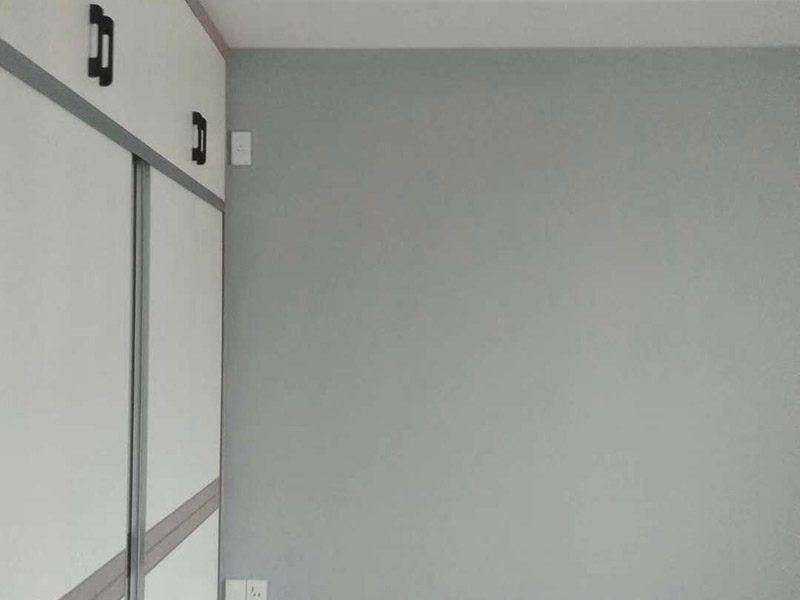 墻面乳膠漆翻新：1、使用吸塵器進(jìn)行除塵工序，利用吸塵器的毛刷充分摩擦被清潔表面，去除灰塵。 2、對于局部污染或是有油漬的地方，需要使用聚氨酯稀釋劑來清洗。 3、局部有霉藻的部位，需要使用防霉溶液清洗，晾干或噴濕后鏟除。 4、對于已經(jīng)剝落或是破損的地方，先將破損部位松動(dòng)的部分打磨掉，清理干凈，再使用柔性膩?zhàn)舆M(jìn)行修補(bǔ)。待表面修補(bǔ)平整后，再涂裝底漆。 5、先將破損、松動(dòng)的部分清理干凈，使用柔性膩?zhàn)舆M(jìn)行修補(bǔ)，表面修補(bǔ)平整后涂裝805膠水。 6、在涂刷膠水的基層上滿刮膩?zhàn)痈唷?7、涂刷底漆，要均勻涂刷一遍，要求無露底、流墜現(xiàn)象。 8、 涂刷面漆， 均勻涂刷兩遍，待靠前遍干燥后涂刷第二遍，要求無露底、流墜。