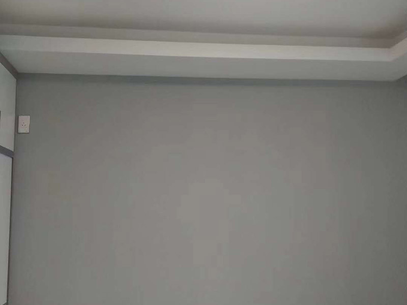 墻面乳膠漆翻新：1、使用吸塵器進(jìn)行除塵工序，利用吸塵器的毛刷充分摩擦被清潔表面，去除灰塵。 2、對于局部污染或是有油漬的地方，需要使用聚氨酯稀釋劑來清洗。 3、局部有霉藻的部位，需要使用防霉溶液清洗，晾干或噴濕后鏟除。 4、對于已經(jīng)剝落或是破損的地方，先將破損部位松動(dòng)的部分打磨掉，清理干凈，再使用柔性膩?zhàn)舆M(jìn)行修補(bǔ)。待表面修補(bǔ)平整后，再涂裝底漆。 5、先將破損、松動(dòng)的部分清理干凈，使用柔性膩?zhàn)舆M(jìn)行修補(bǔ)，表面修補(bǔ)平整后涂裝805膠水。 6、在涂刷膠水的基層上滿刮膩?zhàn)痈唷?7、涂刷底漆，要均勻涂刷一遍，要求無露底、流墜現(xiàn)象。 8、 涂刷面漆， 均勻涂刷兩遍，待靠前遍干燥后涂刷第二遍，要求無露底、流墜。