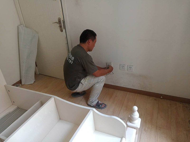 地板家具保護：成品保護的目的 為加快先進技術(shù)與現(xiàn)代管理方法和手段在項目的運用，努力降低成本，提高工程質(zhì)量，確保全面實現(xiàn)對業(yè)主的承諾。施工現(xiàn)場隨著施工進行，成品保護工作顯得尤為重要，做好成品保護工作，是在施工過程中要對已完工分項進行保護，否則一旦造成損壞，將會增加修復工作，帶來工、料浪費、工期拖延及經(jīng)濟損失。