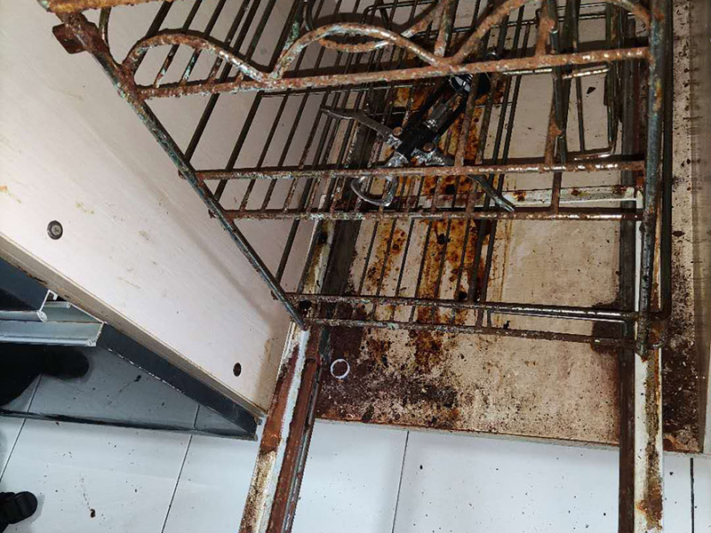 家具生銹翻新:如果是一些比較小的鐵質品生銹，可以將白醋到到碗里面，然后把生銹的物品放入白醋里面浸泡一個小時左右，拿出來抹布擦掉表面的銹跡層。如果生銹鐵制品太大不好浸泡，可以用醋打濕它之后，等上幾十分鐘，讓上面的醋在鐵制品上凝固之后，將抹布浸泡到醋里面，充分打濕之后擦拭物品。因為凝固后的醋已經(jīng)黏附在了鐵制品上面，所以我們用抹布擦拭的時候也會將鐵銹帶走。 使用小蘇打和水的混合物，用大量的小蘇打粉和清水一起混合，必須讓混合物濃稠，之后涂抹在生銹的物質上。讓它形成塊狀之后敲掉上面的混合物，再進行洗刷。先用牙刷之類的把殘留的小蘇打粉刷掉之后，用水清洗。