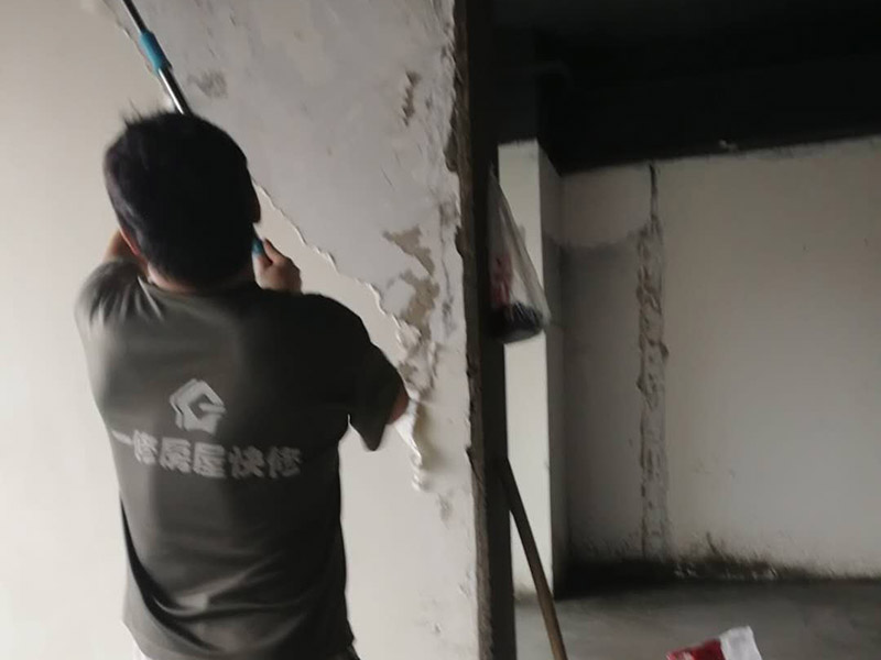 墻面掉皮鏟除：翻新施工的步驟為平整墻面、固化基層、刷界面劑、批刮三遍耐水膩?zhàn)印γ娲蚰?、上一遍底漆、上兩次效果面漆。需要先把出現(xiàn)問(wèn)題的地方鏟除，并將鏟除部分的邊緣磨平滑后，重新刮一次膩?zhàn)?，上底漆，再刷再涂。?dāng)墻面剝落比較嚴(yán)重時(shí)，需要考慮對(duì)基層做加固處理。步驟是先將原墻體鏟除至墻面基層，然后用界面劑或者封固底漆重新涂刷一遍，最后再按照粉刷石膏找平、貼網(wǎng)格布(加固防裂)、批刮墻襯三遍后打磨平整。滾刷面漆時(shí)需要先判斷墻面膩?zhàn)訉哟藭r(shí)的質(zhì)量，方法是選墻面起皮嚴(yán)重的一片用水濕透后用鏟子鏟，若無(wú)粉化或脫落現(xiàn)(說(shuō)明原膩?zhàn)訉淤|(zhì)量較好)，便可直接用細(xì)砂紙打磨平整，處理干凈后刷上新底漆和面漆即可。