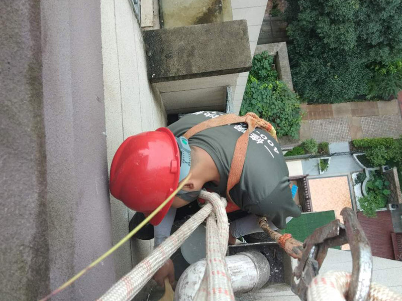 高空外墻防水涂刷：清理墻面基層，新舊面層務(wù)必處理干凈，不得有雜物和灰塵，以免影響粘結(jié)強(qiáng)度，涂刷防水涂料時(shí)基層應(yīng)干燥?；鶎忧謇砉ば蛲瓿芍?，接下來，清理死角，也就是所謂的陰陽角、施工縫、伸縮縫等比較重要的部位進(jìn)行處理，尤其注意的是泄水孔要加強(qiáng)處理，需要涂刷2-3遍防水底層涂料。