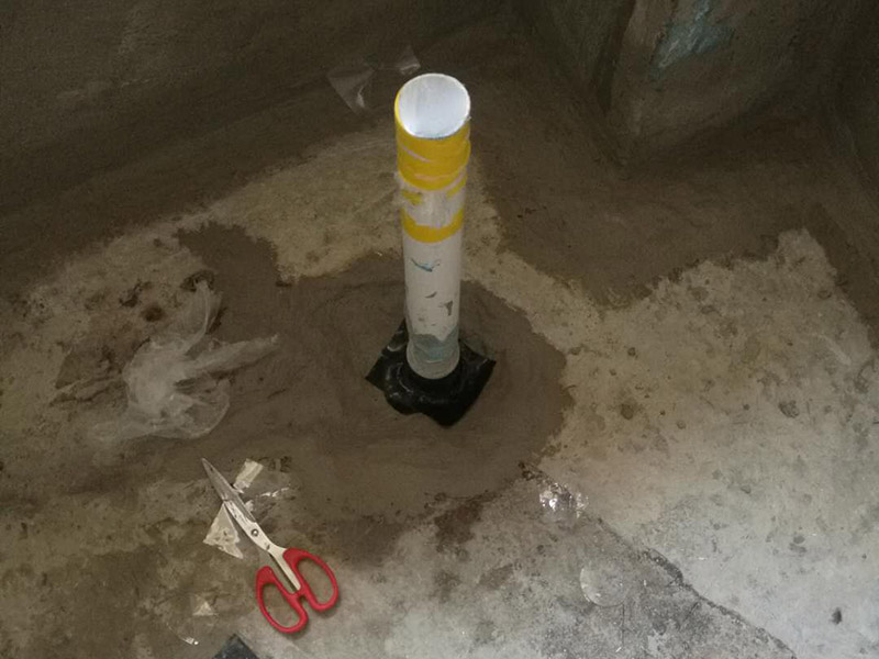 衛(wèi)生間改造管道維修:衛(wèi)生間的排水管道盡量不要做大的改動(dòng)，換掉出現(xiàn)問(wèn)題的管道，水壓不夠的老房子，可以加增壓泵，泵的大小根據(jù)水壓的大小而定。 浴室翻新要增加一定的插座開(kāi)關(guān)、水管，或?qū)系牟遄_(kāi)關(guān)做一些移位，以符合新格局下人們的使用習(xí)慣。為了確保隱蔽工程的質(zhì)量和售后服務(wù)，通常要在新舊線路銜接的位置用空白面板或是新增插座的方式做標(biāo)記，萬(wàn)一出現(xiàn)問(wèn)題維修時(shí)容易找到問(wèn)題點(diǎn)。在選擇電線、水管時(shí)，最好統(tǒng)一使用品質(zhì)比較好的電線、水管等，以打好隱蔽工程這個(gè)底子。
