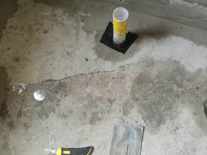 衛(wèi)生間改造管道維修:衛(wèi)生間的排水管道盡量不要做大的改動(dòng)，換掉出現(xiàn)問(wèn)題的管道，水壓不夠的老房子，可以加增壓泵，泵的大小根據(jù)水壓的大小而定。 浴室翻新要增加一定的插座開(kāi)關(guān)、水管，或?qū)系牟遄_(kāi)關(guān)做一些移位，以符合新格局下人們的使用習(xí)慣。為了確保隱蔽工程的質(zhì)量和售后服務(wù)，通常要在新舊線路銜接的位置用空白面板或是新增插座的方式做標(biāo)記，萬(wàn)一出現(xiàn)問(wèn)題維修時(shí)容易找到問(wèn)題點(diǎn)。在選擇電線、水管時(shí)，最好統(tǒng)一使用品質(zhì)比較好的電線、水管等，以打好隱蔽工程這個(gè)底子。