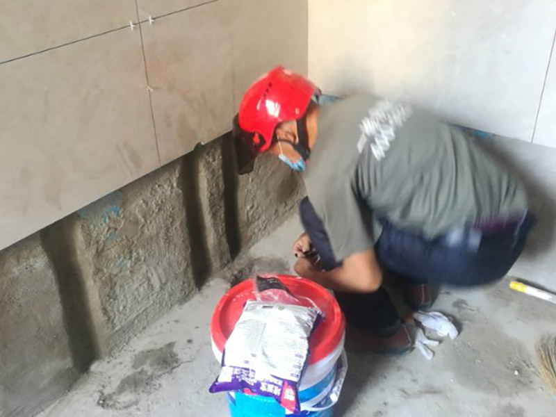 衛(wèi)生間改造管道維修:衛(wèi)生間的排水管道盡量不要做大的改動(dòng)，換掉出現(xiàn)問(wèn)題的管道，水壓不夠的老房子，可以加增壓泵，泵的大小根據(jù)水壓的大小而定。 浴室翻新要增加一定的插座開(kāi)關(guān)、水管，或?qū)系牟遄_(kāi)關(guān)做一些移位，以符合新格局下人們的使用習(xí)慣。為了確保隱蔽工程的質(zhì)量和售后服務(wù)，通常要在新舊線路銜接的位置用空白面板或是新增插座的方式做標(biāo)記，萬(wàn)一出現(xiàn)問(wèn)題維修時(shí)容易找到問(wèn)題點(diǎn)。在選擇電線、水管時(shí)，最好統(tǒng)一使用品質(zhì)比較好的電線、水管等，以打好隱蔽工程這個(gè)底子。