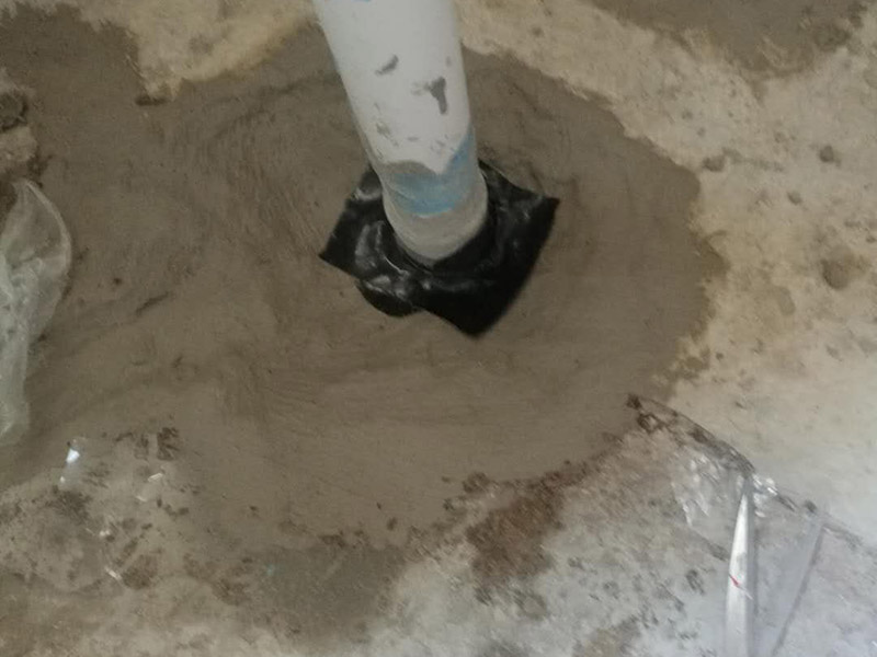 衛(wèi)生間改造管道維修:衛(wèi)生間的排水管道盡量不要做大的改動(dòng)，換掉出現(xiàn)問(wèn)題的管道，水壓不夠的老房子，可以加增壓泵，泵的大小根據(jù)水壓的大小而定。 浴室翻新要增加一定的插座開(kāi)關(guān)、水管，或?qū)系牟遄_(kāi)關(guān)做一些移位，以符合新格局下人們的使用習(xí)慣。為了確保隱蔽工程的質(zhì)量和售后服務(wù)，通常要在新舊線路銜接的位置用空白面板或是新增插座的方式做標(biāo)記，萬(wàn)一出現(xiàn)問(wèn)題維修時(shí)容易找到問(wèn)題點(diǎn)。在選擇電線、水管時(shí)，最好統(tǒng)一使用品質(zhì)比較好的電線、水管等，以打好隱蔽工程這個(gè)底子。