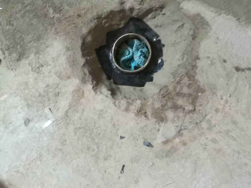 衛(wèi)生間改造管道維修:衛(wèi)生間的排水管道盡量不要做大的改動(dòng)，換掉出現(xiàn)問(wèn)題的管道，水壓不夠的老房子，可以加增壓泵，泵的大小根據(jù)水壓的大小而定。 浴室翻新要增加一定的插座開(kāi)關(guān)、水管，或?qū)系牟遄_(kāi)關(guān)做一些移位，以符合新格局下人們的使用習(xí)慣。為了確保隱蔽工程的質(zhì)量和售后服務(wù)，通常要在新舊線路銜接的位置用空白面板或是新增插座的方式做標(biāo)記，萬(wàn)一出現(xiàn)問(wèn)題維修時(shí)容易找到問(wèn)題點(diǎn)。在選擇電線、水管時(shí)，最好統(tǒng)一使用品質(zhì)比較好的電線、水管等，以打好隱蔽工程這個(gè)底子。