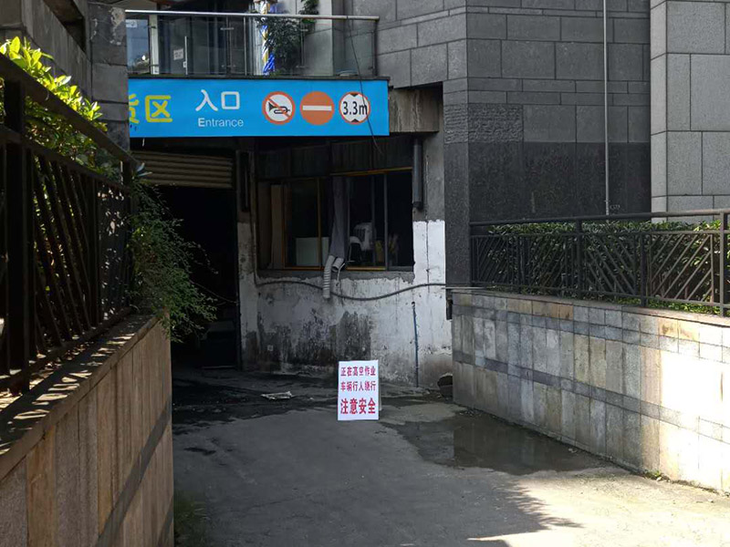 高空外墻施工措施:1.凡從事高處作業(yè)人員,必須定期進(jìn)行體格檢查,凡不適宜高處作業(yè)的人員,不得從事此項(xiàng)工作; 2.雙層作業(yè)或靠近交通要道作業(yè)時(shí)要設(shè)置隔離措施; 3.進(jìn)行高處作業(yè)時(shí),要根據(jù)具體情況使用符合要求的腳手架、腳手板、吊架、梯子、跳板、安全帶等... 4.高處作業(yè)人員必須戴安全帶,穿防滑鞋; 5.腳手架要牢固穩(wěn)定,并經(jīng)常清除雜物。冬季要隨時(shí)清掃冰雪。在過(guò)道上要有防護(hù)措施;