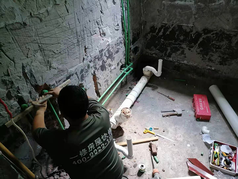 衛(wèi)生間下水管安裝：下排水: 下排水是排水口在地面上，下水管豎著穿過樓板，管道直接通向樓下，裝下排水我習慣把返水彎裝在最底下，這樣要是還有別的下水，可共用一個返水彎。 做下水一般用50的返水彎，要是還有別的下水，就加三通，要用上面途中那種斜三通，這樣水流得通暢。大多時廚房下水都比較復雜，有時自己都繞進去了，水路之所以難做主要是因為地方太小，櫥柜里還裝著別的電器，如垃圾處理器、小廚寶、凈水器等，有的還要連接洗衣機等。
