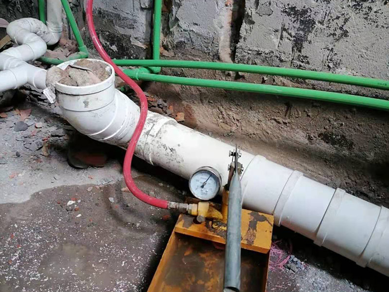 衛(wèi)生間下水管安裝：下排水: 下排水是排水口在地面上，下水管豎著穿過樓板，管道直接通向樓下，裝下排水我習慣把返水彎裝在最底下，這樣要是還有別的下水，可共用一個返水彎。 做下水一般用50的返水彎，要是還有別的下水，就加三通，要用上面途中那種斜三通，這樣水流得通暢。大多時廚房下水都比較復雜，有時自己都繞進去了，水路之所以難做主要是因為地方太小，櫥柜里還裝著別的電器，如垃圾處理器、小廚寶、凈水器等，有的還要連接洗衣機等。