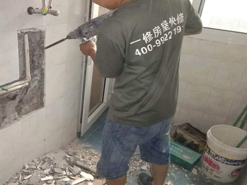 電鉆打墻修水管:可以先截?cái)嗨?，然后將暗水管漏水點(diǎn)的墻面開(kāi)鑿，找到漏水的部分，先用小鋼鋸把漏水的地方鋸掉，注意鋸口要平。用砂紙把新露出的端口輕輕打磨，然后用接口套住，將備換的新管對(duì)準(zhǔn)接口口子，注意要對(duì)直。然后用熱熔器對(duì)新管道進(jìn)行熱熔連接。 或者是將鋸掉的管道清理干凈，用專用膠水涂在端口上，稍微晾一會(huì)兒;趁此時(shí)在“竹節(jié)”接頭內(nèi)涂上膠水。把端口和“竹節(jié)”連接，然后反復(fù)轉(zhuǎn)動(dòng)，直到牢固。同樣的方法去連接另一端。最后在接縫處再涂適量的膠水，確保不滲漏。