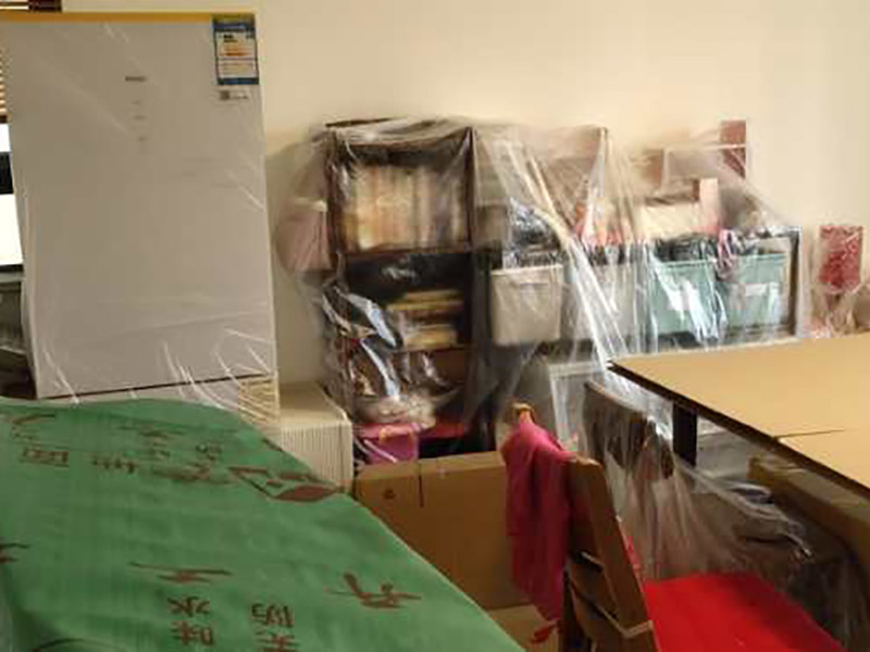 家具保護維修：在裝修前，施工人員都要提前做好油漆的準備工作，一般包括油漆涂漆環(huán)境的清理、家具的保護措施等，比如在門、窗框最好粘貼一層分色紙，木柜、隔板的家具外面最好有一層報紙包裹著，這樣就可以避免油漆滴落在家具表面被弄臟的情況發(fā)生。