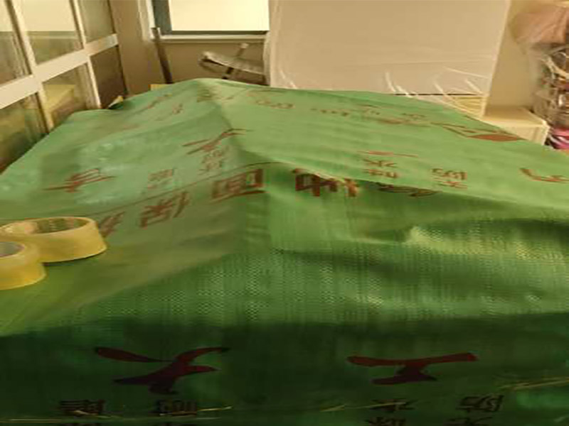 家具保護維修：在裝修前，施工人員都要提前做好油漆的準備工作，一般包括油漆涂漆環(huán)境的清理、家具的保護措施等，比如在門、窗框最好粘貼一層分色紙，木柜、隔板的家具外面最好有一層報紙包裹著，這樣就可以避免油漆滴落在家具表面被弄臟的情況發(fā)生。