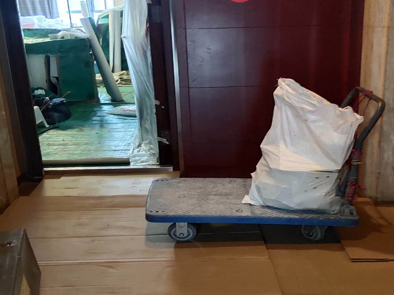 家具保護維修：在裝修前，施工人員都要提前做好油漆的準備工作，一般包括油漆涂漆環(huán)境的清理、家具的保護措施等，比如在門、窗框最好粘貼一層分色紙，木柜、隔板的家具外面最好有一層報紙包裹著，這樣就可以避免油漆滴落在家具表面被弄臟的情況發(fā)生。