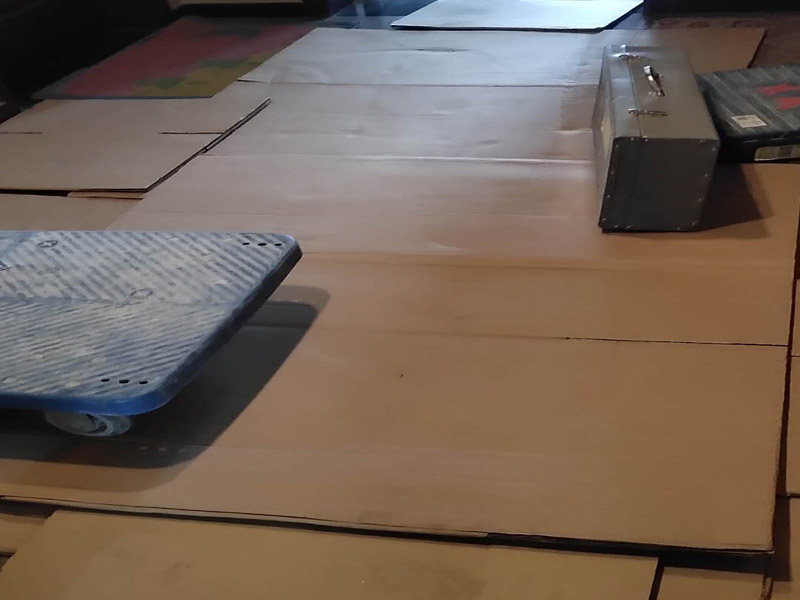 家具保護維修：在裝修前，施工人員都要提前做好油漆的準備工作，一般包括油漆涂漆環(huán)境的清理、家具的保護措施等，比如在門、窗框最好粘貼一層分色紙，木柜、隔板的家具外面最好有一層報紙包裹著，這樣就可以避免油漆滴落在家具表面被弄臟的情況發(fā)生。