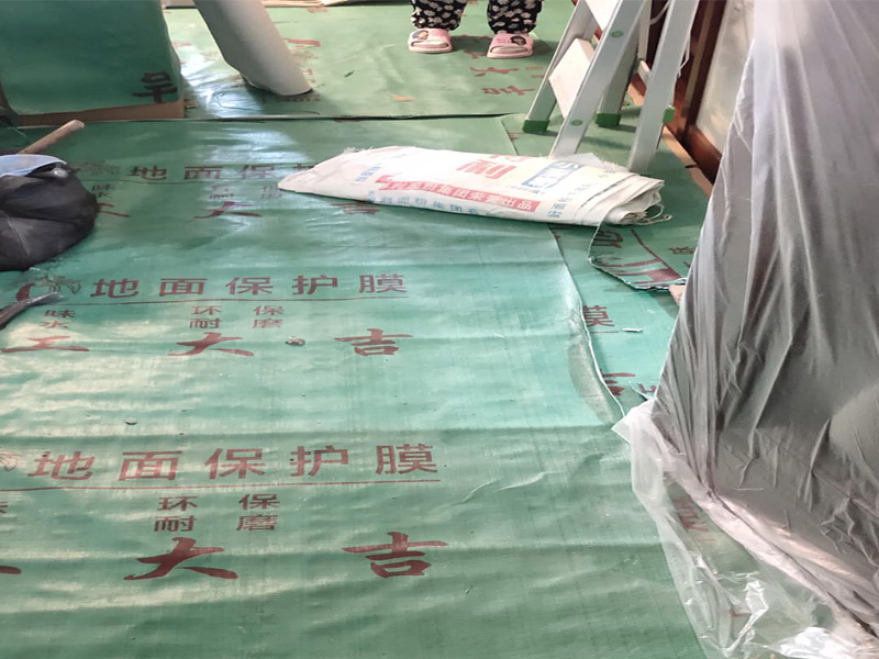 家具保護維修：在裝修前，施工人員都要提前做好油漆的準備工作，一般包括油漆涂漆環(huán)境的清理、家具的保護措施等，比如在門、窗框最好粘貼一層分色紙，木柜、隔板的家具外面最好有一層報紙包裹著，這樣就可以避免油漆滴落在家具表面被弄臟的情況發(fā)生。