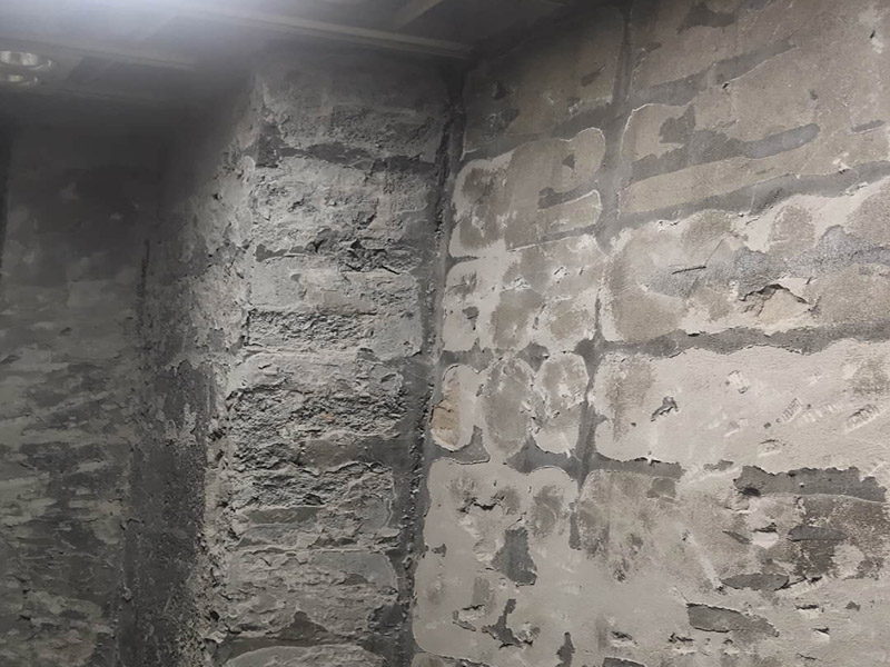 廁所防水貼磚：衛(wèi)生間的防水工作流程，都是在地面用水泥砂漿找平一次，等它干透后再做防水。一般的防水施工要做2到3遍，而且防水的順序也是有講究的，比如，要先做完墻面防水再貼墻磚，其次才可以做地面防水，再貼地磚。因?yàn)榈孛娼?jīng)常會(huì)踩來踩去，地面防水如果先做了會(huì)很容易踩壞。 一般情況下，在2到3遍的防水層全部做好后，會(huì)有5到7天的固化期，所以自然的，貼瓷磚肯定是要等到這之后才能做，所以做完防水就立馬貼瓷磚，就大錯(cuò)特錯(cuò)了。但事無絕對(duì)，固化期到了，我們也需要重新測(cè)試防水做的好不好，漏不漏水，這就需要再加水測(cè)試24小時(shí)后看看家里地面水位是否下降，或者看看樓下鄰居的衛(wèi)生間有沒有漏水的痕跡。