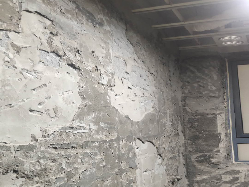 廁所防水貼磚：衛(wèi)生間的防水工作流程，都是在地面用水泥砂漿找平一次，等它干透后再做防水。一般的防水施工要做2到3遍，而且防水的順序也是有講究的，比如，要先做完墻面防水再貼墻磚，其次才可以做地面防水，再貼地磚。因?yàn)榈孛娼?jīng)常會(huì)踩來踩去，地面防水如果先做了會(huì)很容易踩壞。 一般情況下，在2到3遍的防水層全部做好后，會(huì)有5到7天的固化期，所以自然的，貼瓷磚肯定是要等到這之后才能做，所以做完防水就立馬貼瓷磚，就大錯(cuò)特錯(cuò)了。但事無絕對(duì)，固化期到了，我們也需要重新測(cè)試防水做的好不好，漏不漏水，這就需要再加水測(cè)試24小時(shí)后看看家里地面水位是否下降，或者看看樓下鄰居的衛(wèi)生間有沒有漏水的痕跡。