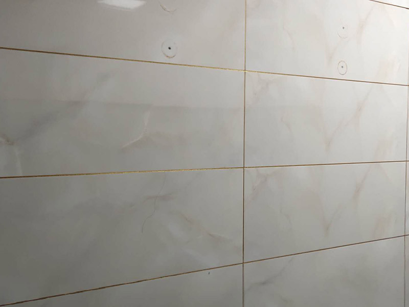 廁所防水貼磚：衛(wèi)生間的防水工作流程，都是在地面用水泥砂漿找平一次，等它干透后再做防水。一般的防水施工要做2到3遍，而且防水的順序也是有講究的，比如，要先做完墻面防水再貼墻磚，其次才可以做地面防水，再貼地磚。因?yàn)榈孛娼?jīng)常會(huì)踩來踩去，地面防水如果先做了會(huì)很容易踩壞。 一般情況下，在2到3遍的防水層全部做好后，會(huì)有5到7天的固化期，所以自然的，貼瓷磚肯定是要等到這之后才能做，所以做完防水就立馬貼瓷磚，就大錯(cuò)特錯(cuò)了。但事無絕對(duì)，固化期到了，我們也需要重新測(cè)試防水做的好不好，漏不漏水，這就需要再加水測(cè)試24小時(shí)后看看家里地面水位是否下降，或者看看樓下鄰居的衛(wèi)生間有沒有漏水的痕跡。