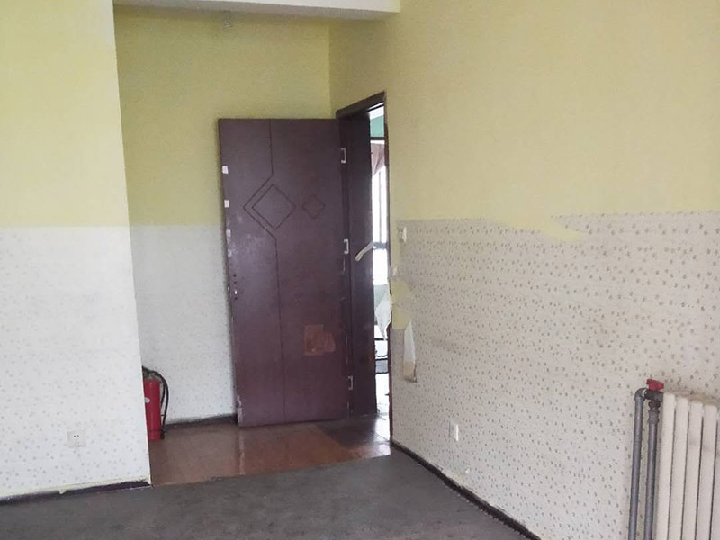 全屋墻面刷白維修：基層處理，若混凝土表面很光滑，應(yīng)對其表面進行“毛化°處理，其方法有兩種：一種是將其光滑的表面用尖鉆剔毛，剔去光面，使其表面粗糙不平，用水濕潤基層。 修補膩子，用水石膏將墻面等基層上磕碰的坑凹、縫隙等處分遍找平，干燥后用1號砂紙將凸出處磨平，并將浮塵等掃凈，一般刮三遍，干后用砂紙打磨平整。該步驟在上乳膠漆前進行。通過填補或者整體處理的方式，清除基層表面高低不平的部分，保持墻面的平整光滑。 第一遍用膠皮刮板橫向滿刮，一刮板緊接著一刮板，接頭不得留槎，每刮一刮板最后收頭時，要注意收的要干凈利落。干燥后用1號砂紙磨，將浮膩子及斑跡磨平磨光，再將墻面清掃干凈。 第二遍用膠皮刮板豎向滿刮，所用材料和方法同第一遍膩子，干燥后用1號砂紙磨平并清掃干凈。 第三遍用膠皮刮板找補膩子，用鋼片刮板滿刮膩子，將墻面等基層刮平刮光，干燥后用細(xì)砂紙磨平磨光，注意不要漏磨或?qū)⒛佔幽ゴ? width=