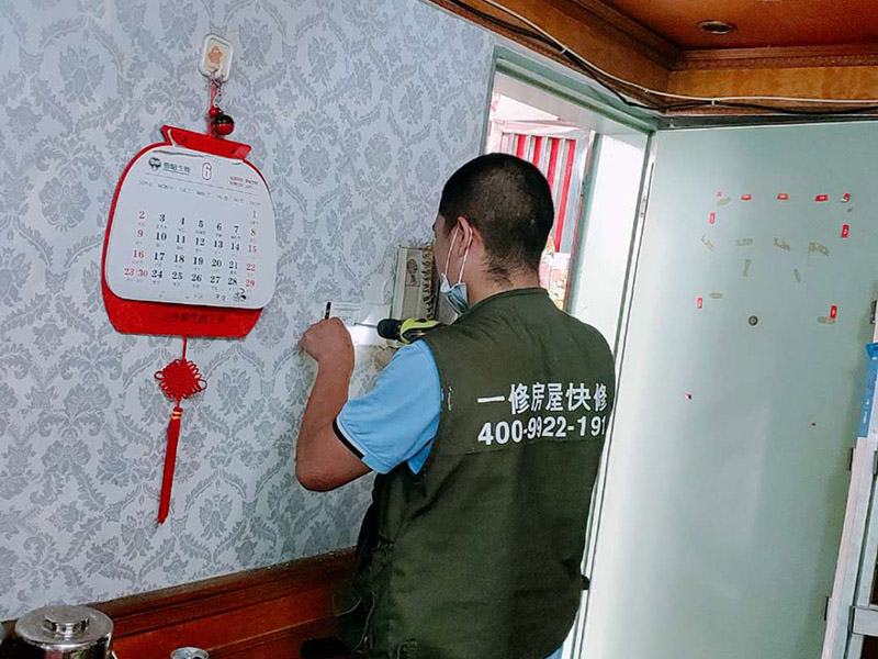 電路打孔安裝：彈線定位  根據線路圖，經過測量確定線管走向，標高，開關，插座等位置，用墨斗彈出位置，便于后期工作。確定位置后沿著墨斗彈線位置進行開槽打孔處理。要求必須橫平豎直，槽深度等于線管直徑+10MM。其中需要注意的是不能橫向開槽，不能再承重結構上開槽，否則可能會使墻體的受力結構受到影響。電線管敷設。