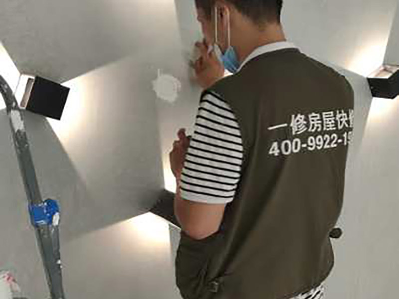 電路打孔安裝：彈線定位  根據線路圖，經過測量確定線管走向，標高，開關，插座等位置，用墨斗彈出位置，便于后期工作。確定位置后沿著墨斗彈線位置進行開槽打孔處理。要求必須橫平豎直，槽深度等于線管直徑+10MM。其中需要注意的是不能橫向開槽，不能再承重結構上開槽，否則可能會使墻體的受力結構受到影響。電線管敷設。