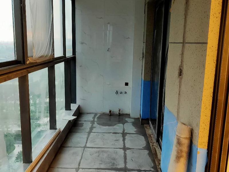 陽(yáng)臺(tái)地磚墻磚鋪貼：現(xiàn)在比較普遍的地面磚鋪貼方法就是濕鋪法，這種鋪貼方法與干鋪法不同之處在于將1：3的干性水泥漿替換成水泥沙漿和普通水。需要注意的是這種鋪貼法在鋪貼過(guò)程中容易產(chǎn)生氣泡和空鼓，這樣就會(huì)影響地磚的使用壽命。也是因?yàn)檫@種原因使其價(jià)格便宜，操作簡(jiǎn)單。