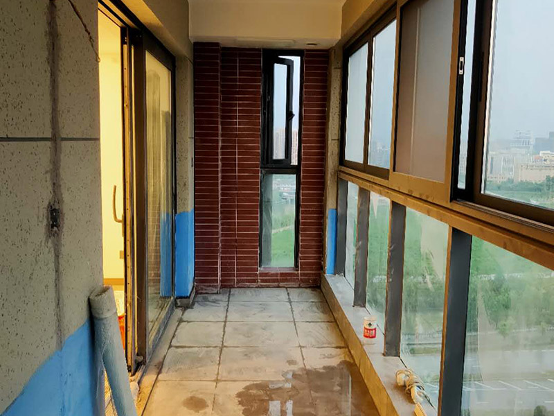 陽(yáng)臺(tái)地磚墻磚鋪貼：現(xiàn)在比較普遍的地面磚鋪貼方法就是濕鋪法，這種鋪貼方法與干鋪法不同之處在于將1：3的干性水泥漿替換成水泥沙漿和普通水。需要注意的是這種鋪貼法在鋪貼過(guò)程中容易產(chǎn)生氣泡和空鼓，這樣就會(huì)影響地磚的使用壽命。也是因?yàn)檫@種原因使其價(jià)格便宜，操作簡(jiǎn)單。