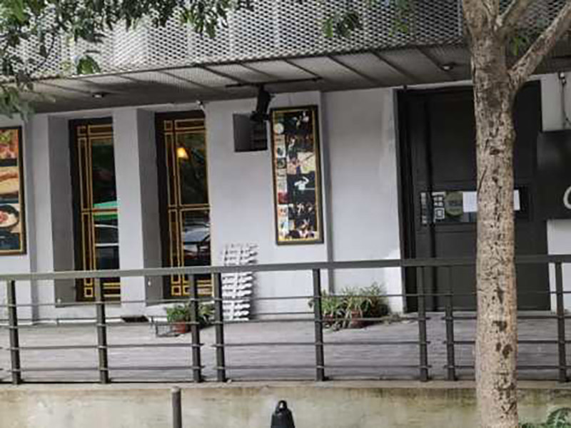茶餐廳翻新裝修：合同簽訂前，要求施工方負(fù)責(zé)人列舉出施工進(jìn)度表，人員安排表,施工現(xiàn)場保護(hù)措施等，并作好與物業(yè)三方面的溝通。簽訂裝修合同前投資人應(yīng)當(dāng)?shù)窖b修公司進(jìn)行實(shí)地考察與洽談，驗(yàn)證裝修公司裝修施工資質(zhì)和企業(yè)工商執(zhí)照。前期準(zhǔn)備工作完畢后，準(zhǔn)備開工，首先裝修設(shè)備機(jī)器和材料進(jìn)場,辦好裝修人員進(jìn)出證明，立好施工項(xiàng)目牌，做好施工現(xiàn)場圍欄和安全提示。初期主要是基礎(chǔ)建設(shè)和硬件打底，基礎(chǔ)管網(wǎng)的布設(shè)等。施工監(jiān)理現(xiàn)場裝修跟蹤，對于現(xiàn)場施工情況進(jìn)行監(jiān)督與協(xié)調(diào)。