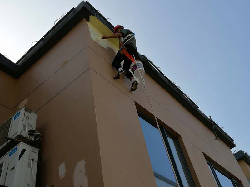 高空外墻防水：1、在室內用卷尺丈量漏水點-----對應外墻準確點---在相應處做好標識。2、施工人員要有高空作業(yè)資格，吊繩要牢固韌性好。3、施工過程中要注意繩子的拉力和磨損程度，關注高空作業(yè)人員生命安全。4、調好補縫和補洞的財為，安排專業(yè)人員做吊繩索施工，從上至下修補裂縫和孔洞。必要時應紗布加強防止開裂。5、涂刷外墻防水材料(2遍)，在漏水面積上加大。6、做好修補涂刷自檢后，并清潔瓷片。7、自上而下全部修復，自檢合格后，方可移離繩索和安全設施。