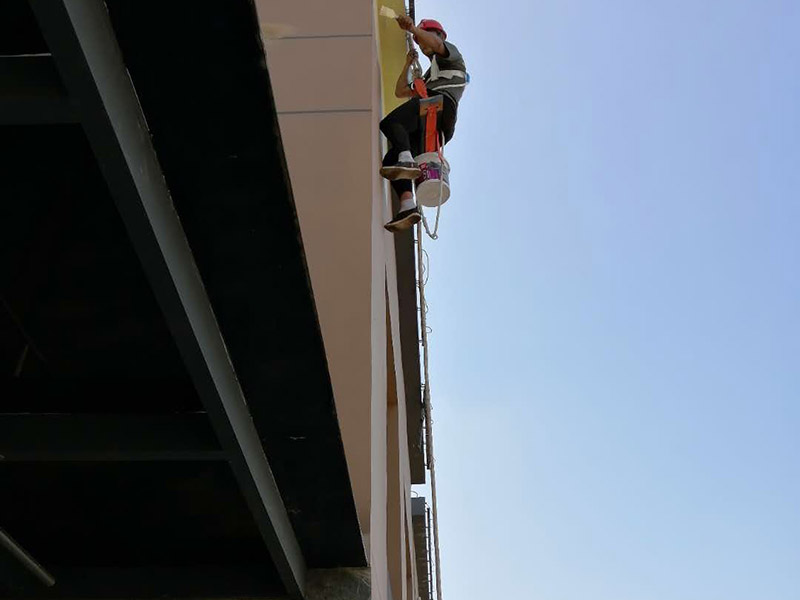 高空外墻防水：1、在室內用卷尺丈量漏水點-----對應外墻準確點---在相應處做好標識。2、施工人員要有高空作業(yè)資格，吊繩要牢固韌性好。3、施工過程中要注意繩子的拉力和磨損程度，關注高空作業(yè)人員生命安全。4、調好補縫和補洞的財為，安排專業(yè)人員做吊繩索施工，從上至下修補裂縫和孔洞。必要時應紗布加強防止開裂。5、涂刷外墻防水材料(2遍)，在漏水面積上加大。6、做好修補涂刷自檢后，并清潔瓷片。7、自上而下全部修復，自檢合格后，方可移離繩索和安全設施。