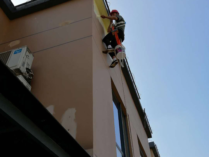 高空外墻防水：1、在室內用卷尺丈量漏水點-----對應外墻準確點---在相應處做好標識。2、施工人員要有高空作業(yè)資格，吊繩要牢固韌性好。3、施工過程中要注意繩子的拉力和磨損程度，關注高空作業(yè)人員生命安全。4、調好補縫和補洞的財為，安排專業(yè)人員做吊繩索施工，從上至下修補裂縫和孔洞。必要時應紗布加強防止開裂。5、涂刷外墻防水材料(2遍)，在漏水面積上加大。6、做好修補涂刷自檢后，并清潔瓷片。7、自上而下全部修復，自檢合格后，方可移離繩索和安全設施。