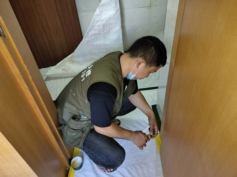木門安裝服務：首先我們要組裝門套。將木門的各個部件整理好了，此時只需要將門套與立板根據(jù)編號接合。接下來將門套安裝進門洞里。這是比較重要的一個木門安裝步驟，應該先將門套的四周固定好，要注意門套是否與地面垂直，這時候的木門安裝標準是垂直誤差不可以超過2mm,水平誤差不允許超過1mm。然后就是安裝門扇了，密封條一定要做好。最后是安裝五金，包括門鎖、合頁、門吸等，一定要確保靈活、牢固。 木門安裝時一定要預留洞口，而不是采取邊安裝邊砌口的做法，因為這會讓木門安裝時的誤差非常大。  木門安裝要注意墻體的干燥程度。