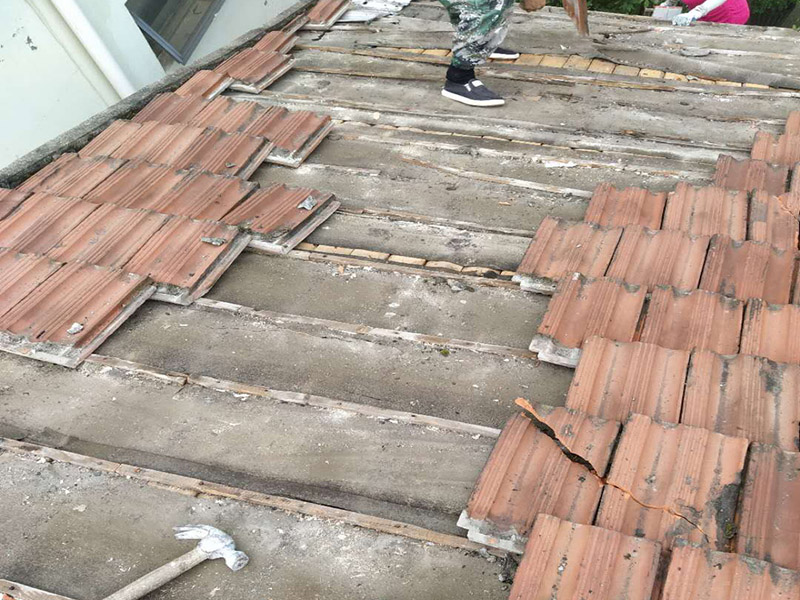 瓦房拆除防水維修：在屋頂擺列的椽子上，一般會加蓋一層木板，稱作望板，用以承托苫背和瓦件，除了木質(zhì)望板之外，還有荊芭，瓦芭，席箔，葦箔，望磚等其他材料，在這一層上面使用泥灰做防水層，這個操作就是所謂的苫背。防水層先以白灰膏封閉望板的縫隙，再鋪青灰，類似于現(xiàn)在的混凝土，然后加上10厘米左右的灰背，以石灰和細粘土混合拍實，用以做剛性防水。瓦件的疊加總會有滲漏，這是第二道防線。當(dāng)然還有使用類似現(xiàn)在金屬卷材的鉛錫背，防水性能更佳。