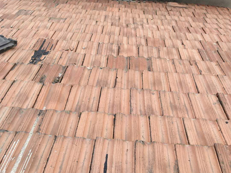 瓦房拆除防水維修：在屋頂擺列的椽子上，一般會加蓋一層木板，稱作望板，用以承托苫背和瓦件，除了木質(zhì)望板之外，還有荊芭，瓦芭，席箔，葦箔，望磚等其他材料，在這一層上面使用泥灰做防水層，這個操作就是所謂的苫背。防水層先以白灰膏封閉望板的縫隙，再鋪青灰，類似于現(xiàn)在的混凝土，然后加上10厘米左右的灰背，以石灰和細粘土混合拍實，用以做剛性防水。瓦件的疊加總會有滲漏，這是第二道防線。當(dāng)然還有使用類似現(xiàn)在金屬卷材的鉛錫背，防水性能更佳。