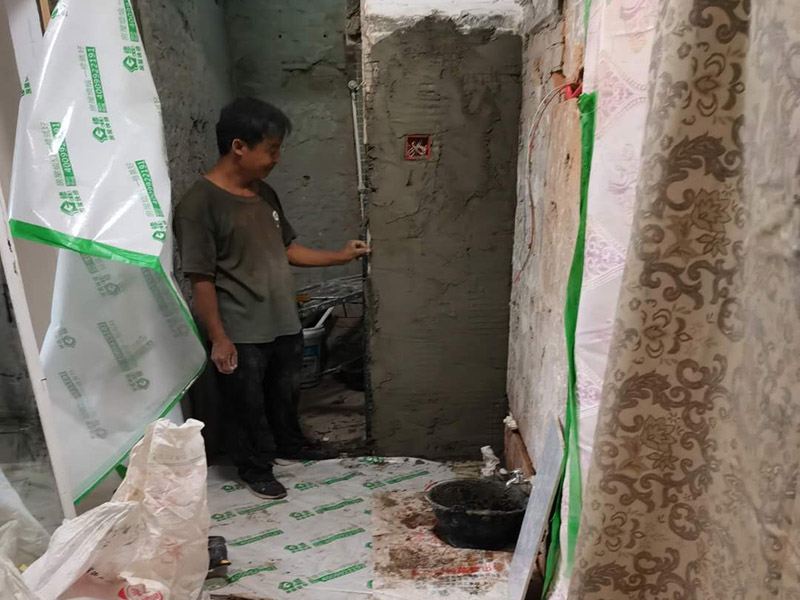 水電管道布線：工人按走向進行墻面或地面開槽，開槽過程中，不允許出現(xiàn)墻面橫向開槽大于30cm的現(xiàn)象，因為橫向開槽將破壞整樓的承重，使得抗震能力降低而且墻面容易開裂。如果是保溫墻的話，開很長的橫槽有可能會導(dǎo)致開槽上部的保溫層整體脫落。墻面開槽一般都應(yīng)該是豎向垂直開槽。 埋入管線(包括布線和接好管道)和暗盒，電路施工時先安裝管路，然后再穿導(dǎo)線，這樣可以避免將來換線出現(xiàn)導(dǎo)線無法抽動的現(xiàn)象。穿管不能使用軟管，防止出現(xiàn)死角。同時電路接頭不要裸露在外面，應(yīng)該安裝在線盒內(nèi)，分線盒之間不允許有接頭。