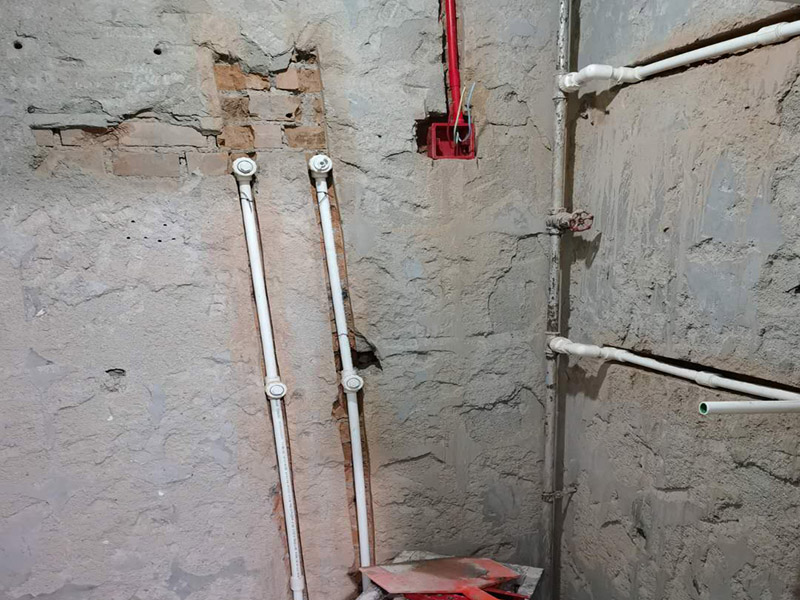 水電管道布線：工人按走向進行墻面或地面開槽，開槽過程中，不允許出現(xiàn)墻面橫向開槽大于30cm的現(xiàn)象，因為橫向開槽將破壞整樓的承重，使得抗震能力降低而且墻面容易開裂。如果是保溫墻的話，開很長的橫槽有可能會導(dǎo)致開槽上部的保溫層整體脫落。墻面開槽一般都應(yīng)該是豎向垂直開槽。 埋入管線(包括布線和接好管道)和暗盒，電路施工時先安裝管路，然后再穿導(dǎo)線，這樣可以避免將來換線出現(xiàn)導(dǎo)線無法抽動的現(xiàn)象。穿管不能使用軟管，防止出現(xiàn)死角。同時電路接頭不要裸露在外面，應(yīng)該安裝在線盒內(nèi)，分線盒之間不允許有接頭。