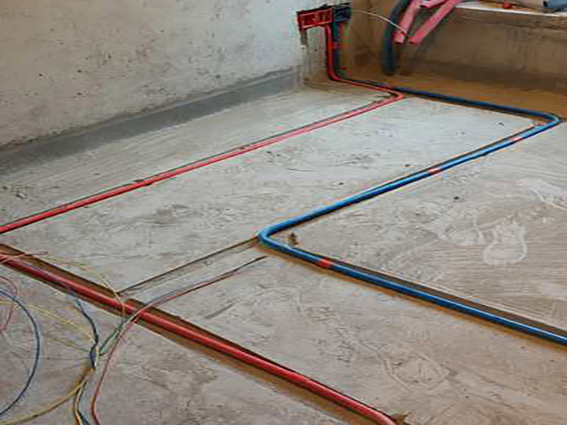 全屋水電開槽布線：水管管路開槽施工方法為先彈線，再開槽。管路開槽按要求必須是平行線與垂直線(如有水電施工圖的對(duì)照施工圖更好)。須平行走線的管路一律控制在60-90厘米高(從地面算起)，有水龍頭的管路必須垂直。深度控制在4厘米。線槽開好后施工負(fù)責(zé)人記好開槽管路尺寸、位置。方便以后潔具安裝時(shí)知道管路的位置。水路管道安裝之后，用水泥沙子混合封好衛(wèi)生間所有線槽。等線槽和地面填渣干后，再次清洗地面與墻面，墻地面水份干了即可做防水，墻面防水最好作一米高。