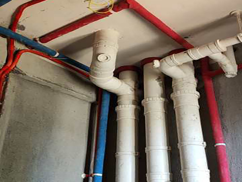 全屋水電開槽布線：水管管路開槽施工方法為先彈線，再開槽。管路開槽按要求必須是平行線與垂直線(如有水電施工圖的對(duì)照施工圖更好)。須平行走線的管路一律控制在60-90厘米高(從地面算起)，有水龍頭的管路必須垂直。深度控制在4厘米。線槽開好后施工負(fù)責(zé)人記好開槽管路尺寸、位置。方便以后潔具安裝時(shí)知道管路的位置。水路管道安裝之后，用水泥沙子混合封好衛(wèi)生間所有線槽。等線槽和地面填渣干后，再次清洗地面與墻面，墻地面水份干了即可做防水，墻面防水最好作一米高。