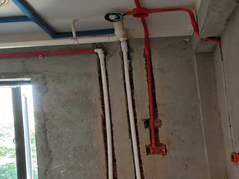 全屋水電開槽布線：水管管路開槽施工方法為先彈線，再開槽。管路開槽按要求必須是平行線與垂直線(如有水電施工圖的對(duì)照施工圖更好)。須平行走線的管路一律控制在60-90厘米高(從地面算起)，有水龍頭的管路必須垂直。深度控制在4厘米。線槽開好后施工負(fù)責(zé)人記好開槽管路尺寸、位置。方便以后潔具安裝時(shí)知道管路的位置。水路管道安裝之后，用水泥沙子混合封好衛(wèi)生間所有線槽。等線槽和地面填渣干后，再次清洗地面與墻面，墻地面水份干了即可做防水，墻面防水最好作一米高。