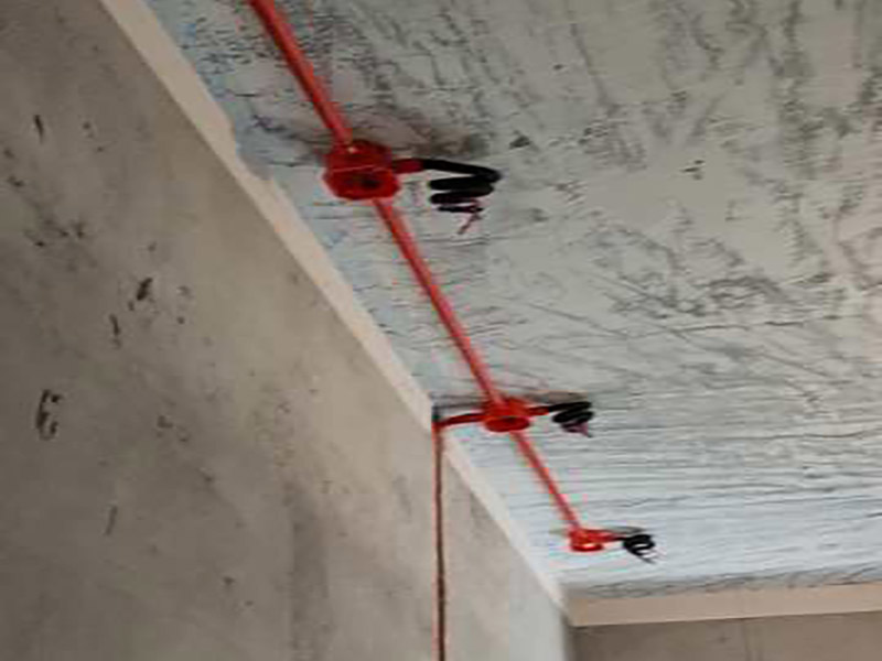 全屋水電開槽布線：水管管路開槽施工方法為先彈線，再開槽。管路開槽按要求必須是平行線與垂直線(如有水電施工圖的對(duì)照施工圖更好)。須平行走線的管路一律控制在60-90厘米高(從地面算起)，有水龍頭的管路必須垂直。深度控制在4厘米。線槽開好后施工負(fù)責(zé)人記好開槽管路尺寸、位置。方便以后潔具安裝時(shí)知道管路的位置。水路管道安裝之后，用水泥沙子混合封好衛(wèi)生間所有線槽。等線槽和地面填渣干后，再次清洗地面與墻面，墻地面水份干了即可做防水，墻面防水最好作一米高。
